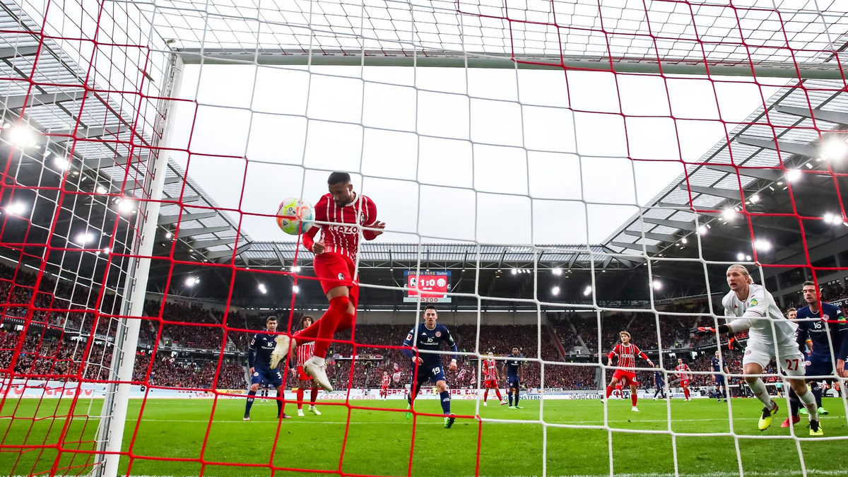 Der Mainzer Brajan Gruda versucht im Zweikampf mit dem Freiburger Nicolas Höfler den Ball zu behaupten. - Foto: Tom Weller/dpa