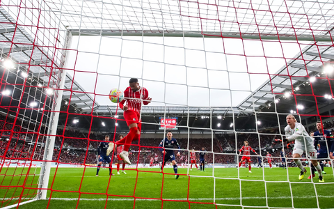 Der Mainzer Brajan Gruda versucht im Zweikampf mit dem Freiburger Nicolas Höfler den Ball zu behaupten. - Foto: Tom Weller/dpa Der Mainzer Brajan Gruda versucht im Zweikampf mit dem Freiburger Nicolas Höfler den Ball zu behaupten. - Foto: Tom Weller/dpa
