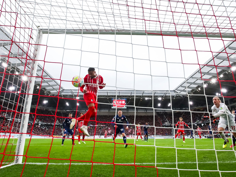 Der Mainzer Brajan Gruda versucht im Zweikampf mit dem Freiburger Nicolas Höfler den Ball zu behaupten. - Foto: Tom Weller/dpa