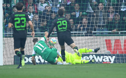 Auch zwei Tore von Nick Woltemade (l) reichten Werder gegen Gladbach nicht zum Sieg. - Foto: Carmen Jaspersen/dpa