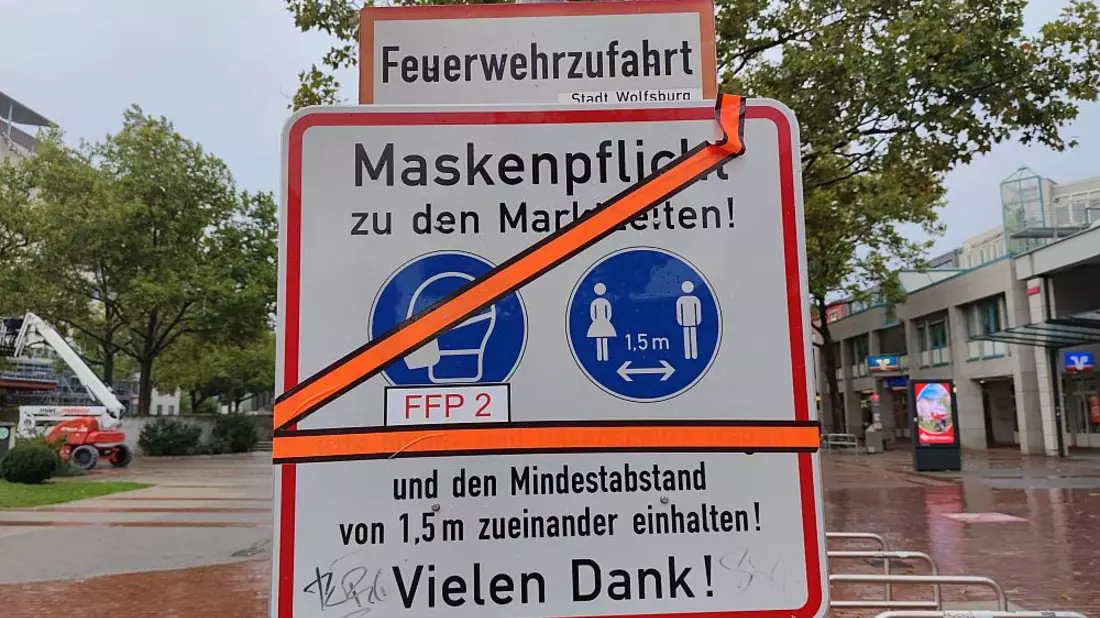 Abgeschaffte Maskenpflicht und Abstandsregeln in einer Fußgängerzone - Bild: ?ber dts Nachrichtenagentur