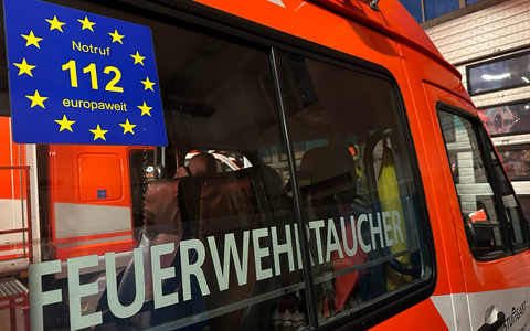 FW-NE: Mehrere Papiercontainer in Flammen | Polizei ermittelt Brandursachen - Foto: presseportal.de