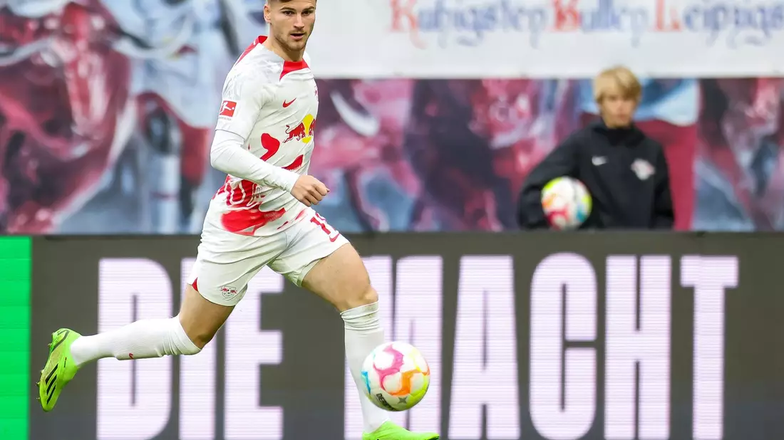 Bochums Torwart Manuel Riemann hält gegen RB Leipzig zwei Strafstöße. - Bild: Jan Woitas/dpa