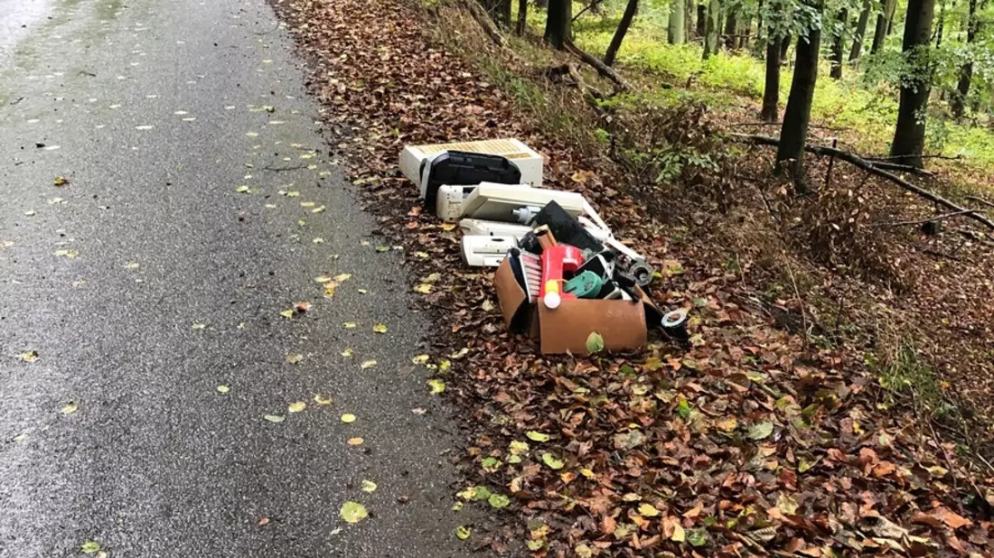 POL-LG: ++ PKW kollidiert mit Radfahrerin ++ Bauschutt bei See in Barum abgeladen (Bild) ++ Haufen Asphalt abgeladen - Hinweise gesucht (Bild) ++ Alkoholisiert auf der B4 - Polizei stoppt LKW ++ - Bild: presseportal.de