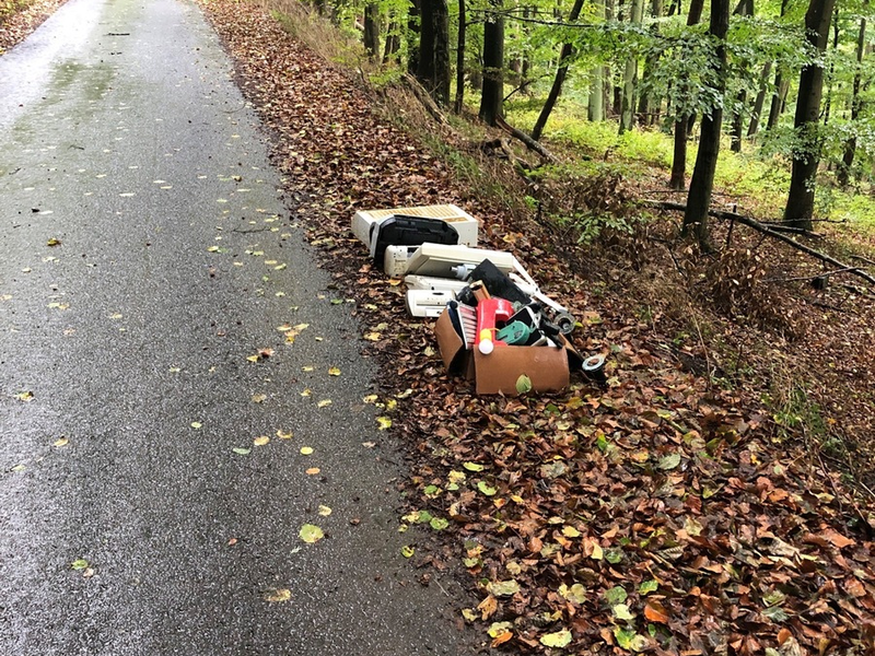 POL-LG: ++ PKW kollidiert mit Radfahrerin ++ Bauschutt bei See in Barum abgeladen (Bild) ++ Haufen Asphalt abgeladen - Hinweise gesucht (Bild) ++ Alkoholisiert auf der B4 - Polizei stoppt LKW ++ - Foto: presseportal.de