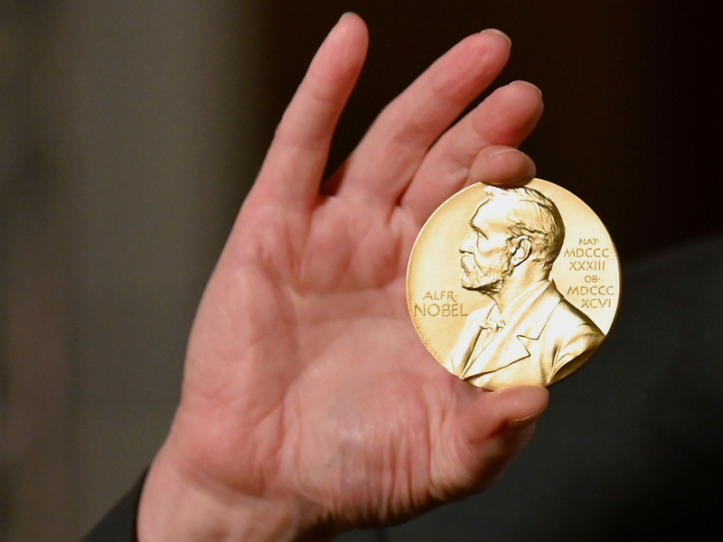 Wer die Medaille für den Medizin-Nobelpreis bekommt, wird stets als erstes im Nobelpreisreigen verkündet. (Archivbild) - Foto: Angela Weiss/Pool AP/dpa