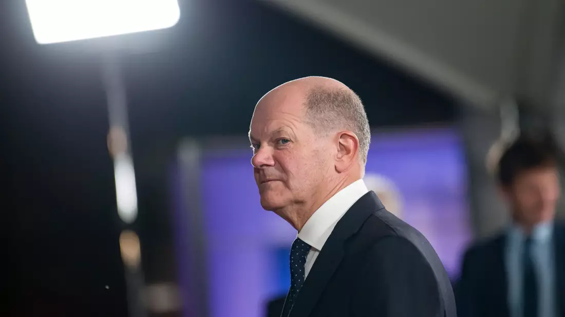 Bundeskanzler Olaf Scholz mit Hefezopf beim Besuch der Schaubäckerei auf der Grünen Woche. - Bild: Fabian Sommer/dpa