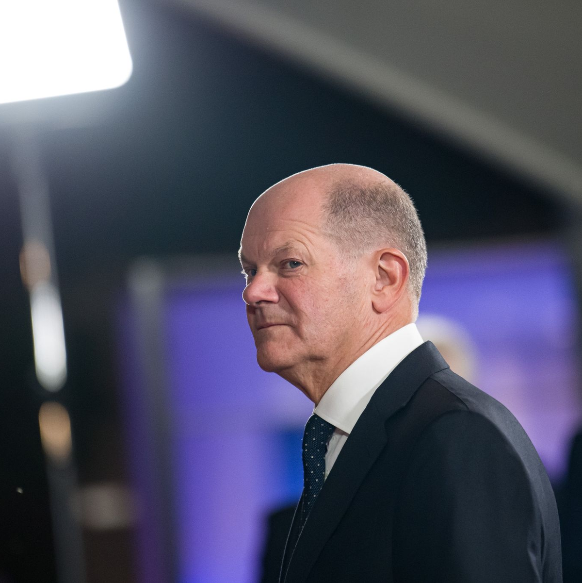 Bundeskanzler Olaf Scholz mit Hefezopf beim Besuch der Schaubäckerei auf der Grünen Woche. - Foto: Fabian Sommer/dpa