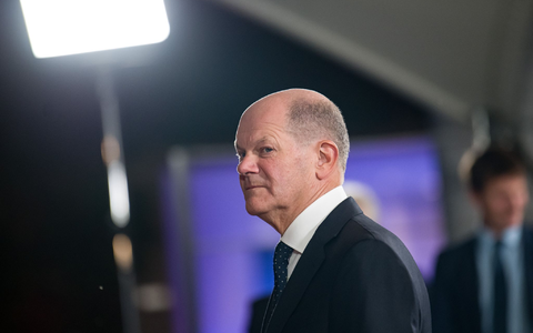 Bundeskanzler Olaf Scholz mit Hefezopf beim Besuch der Schaubäckerei auf der Grünen Woche. - Foto: Fabian Sommer/dpa