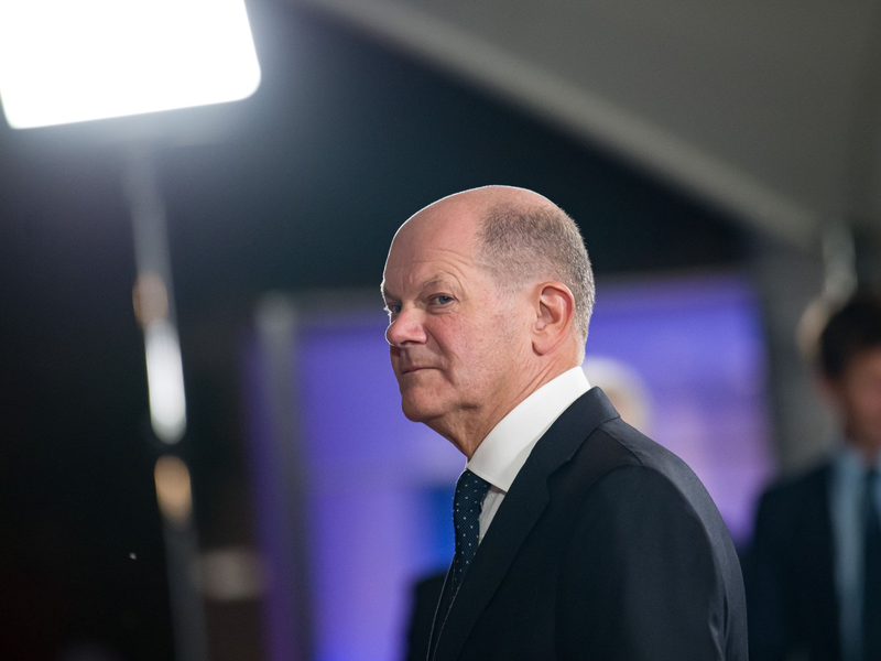 Bundeskanzler Olaf Scholz mit Hefezopf beim Besuch der Schaubäckerei auf der Grünen Woche. - Foto: Fabian Sommer/dpa