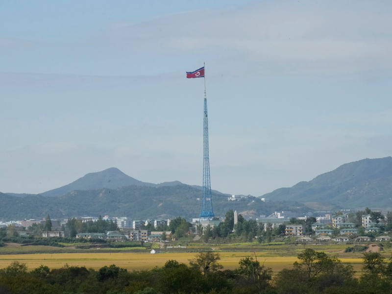 Ein Fernsehbildschirm im Bahnhof von Seoul zeigt während einer Nachrichtensendung ein Bild von Nordkoreas Machthaber Kim Jong Un. - Foto: Ahn Young-Joon/AP/dpa