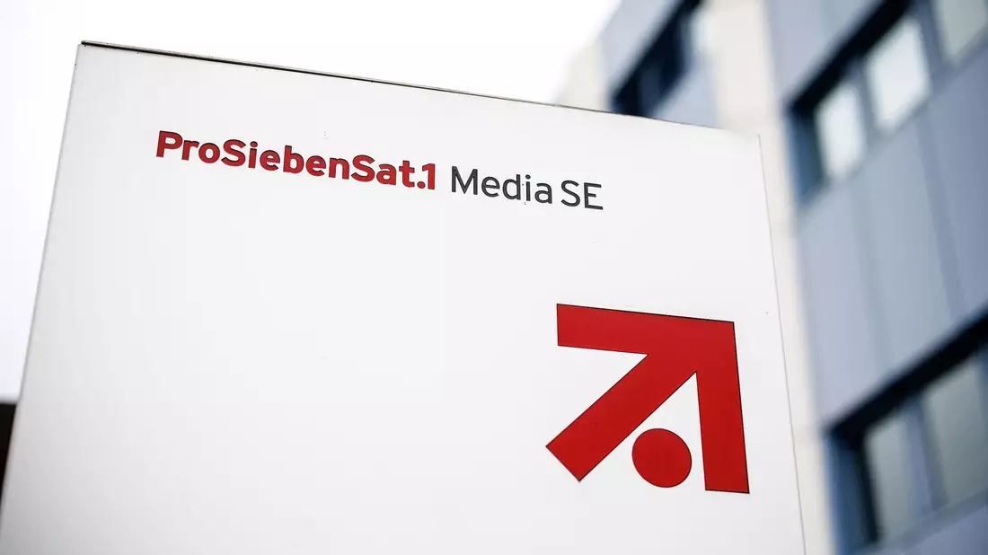 Das Logo und der Schriftzug der «ProSiebenSat.1 Media SE» im bayerischen Gewerbegebiet Unterföhring vor einem Gebäude des Unternehmens. - Bild: Matthias Balk/dpa