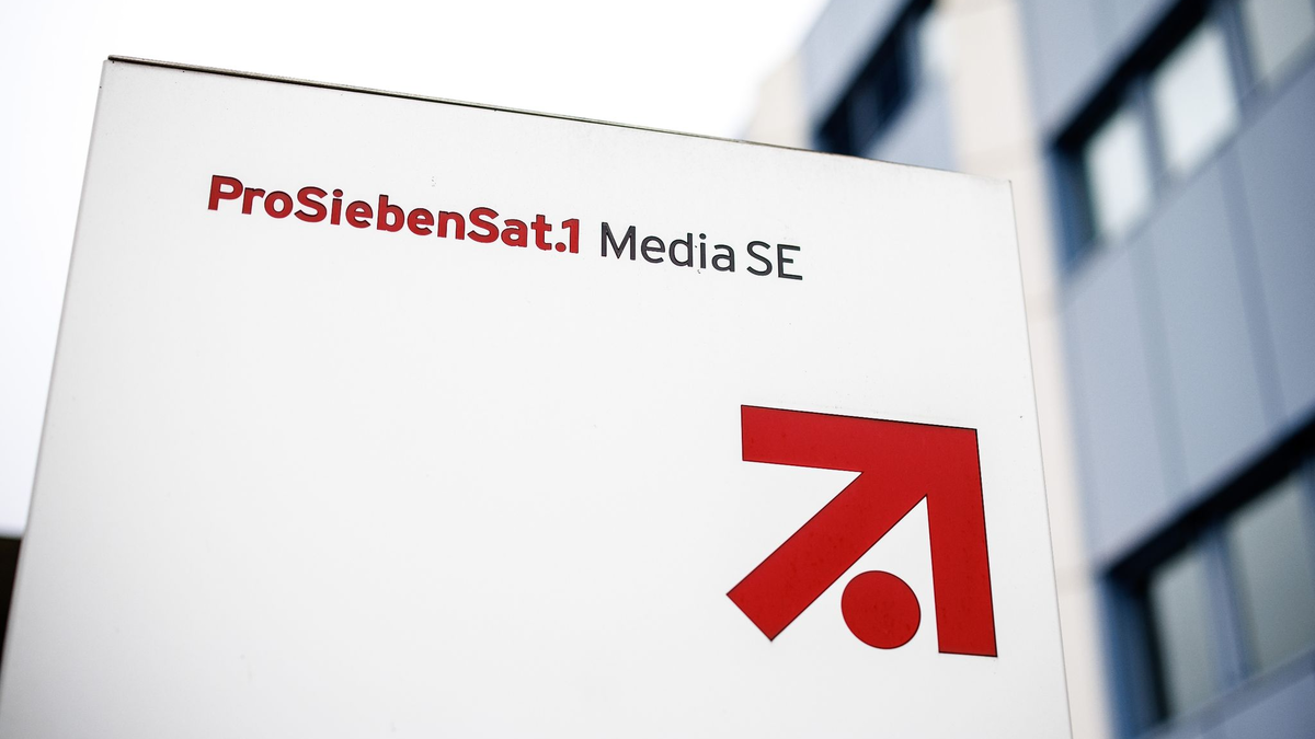 Das Logo und der Schriftzug der «ProSiebenSat.1 Media SE» im bayerischen Gewerbegebiet Unterföhring vor einem Gebäude des Unternehmens. - Foto: Matthias Balk/dpa