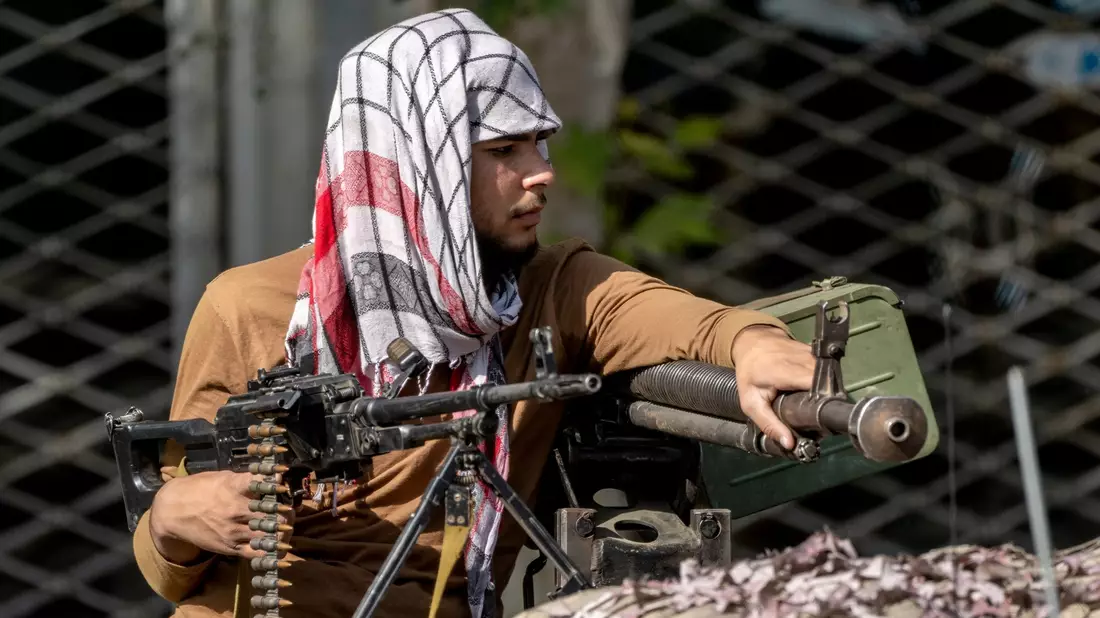 Taliban-Kämpfer stehen Wache in Kabul. (Archivbild) - Bild: Ebrahim Noroozi/AP/dpa