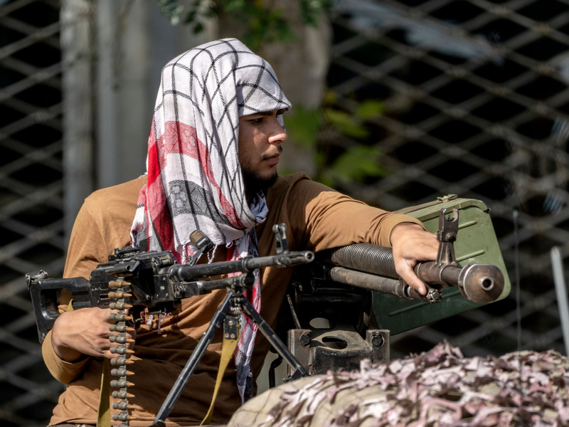 Taliban-Kämpfer mit Maschinengewehren vor einer Moschee in Kabul (Archivbild). - Foto: Ebrahim Noroozi/AP/dpa