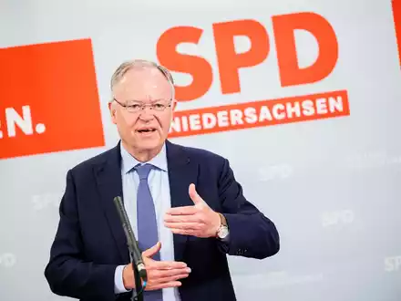 Stephan Weil verweist auf Straßen und Schienen - auch diese würden am Ende von den Steuerzahlern finanziert. - Foto: Michael Matthey/dpa