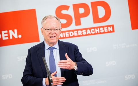 Stephan Weil verweist auf Straßen und Schienen - auch diese würden am Ende von den Steuerzahlern finanziert. - Foto: Michael Matthey/dpa