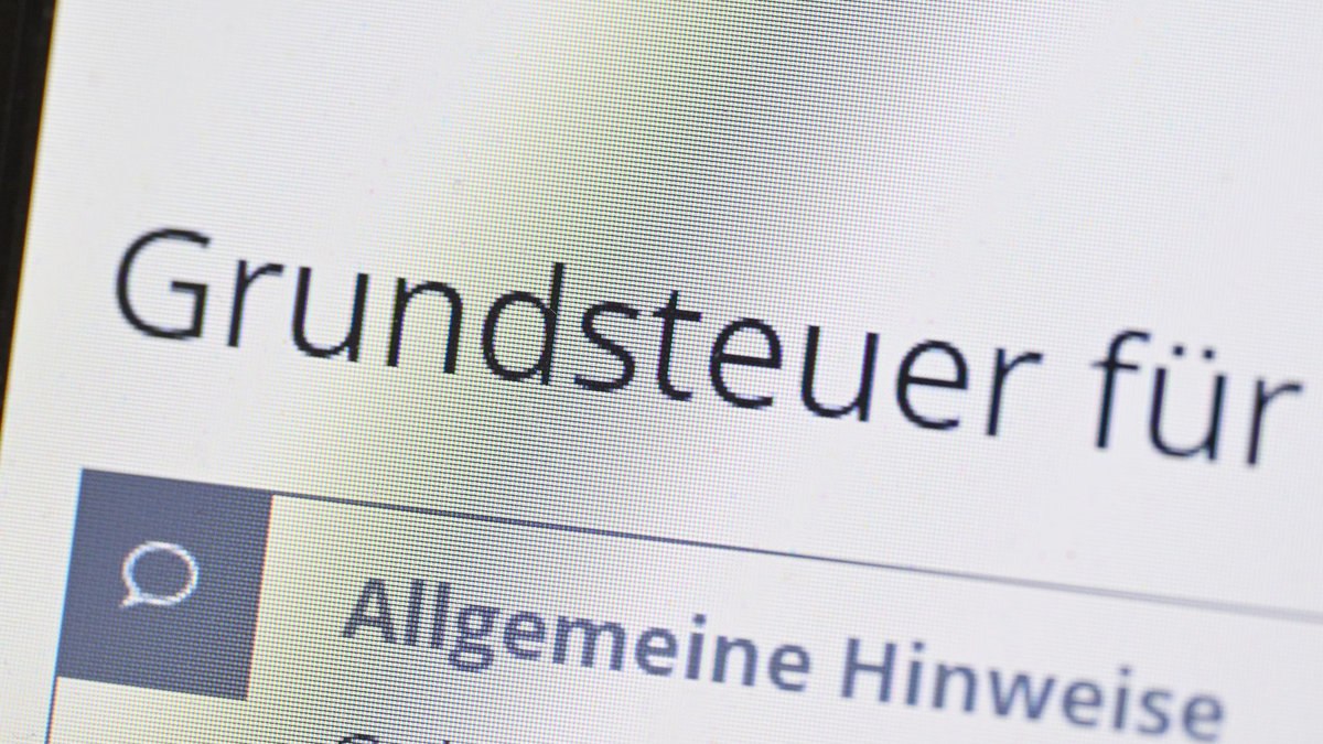 Die alte Grundsteuer-Regelung war wegen veralteter Steuerdaten so realitätsfern, dass das Bundesverfassungsgericht das Gesetz kassierte. Doch Eigentümerverband Haus und Grund und der Steuerzahlerbund halten auch das neue Grundsteuergesetz für verfassungswidrig. (Symbolbild) - Foto: Bernd Weißbrod/dpa