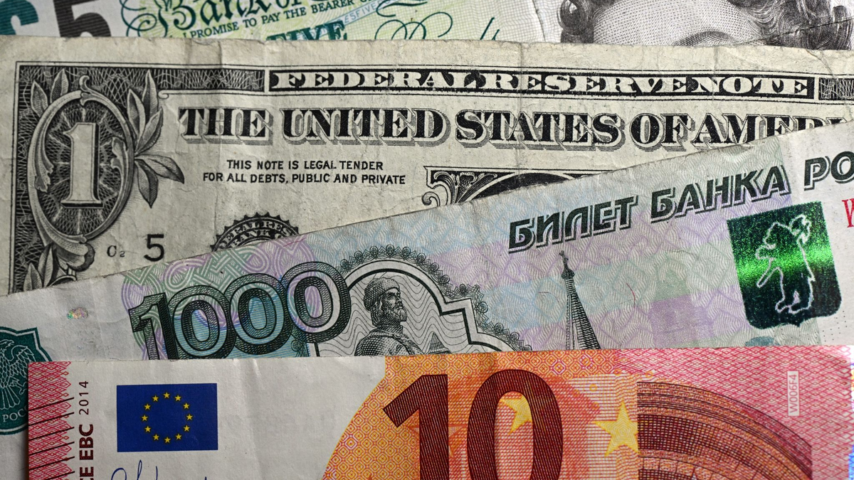 Laut einer Umfrage greifen die meisten Deutschen bei Rechnungen bis zu 20 Euro zum Bargeld. - Foto: Federico Gambarini/dpa