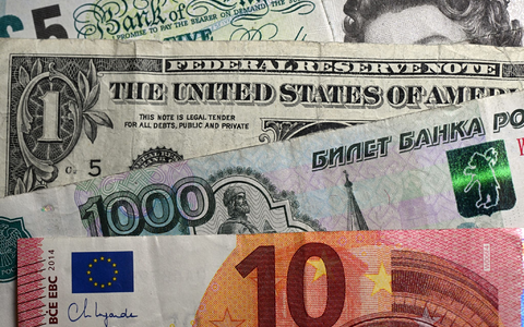 Laut einer Umfrage greifen die meisten Deutschen bei Rechnungen bis zu 20 Euro zum Bargeld. - Foto: Federico Gambarini/dpa