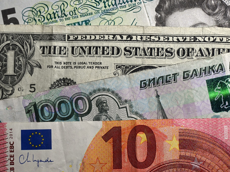 Laut einer Umfrage greifen die meisten Deutschen bei Rechnungen bis zu 20 Euro zum Bargeld. - Foto: Federico Gambarini/dpa