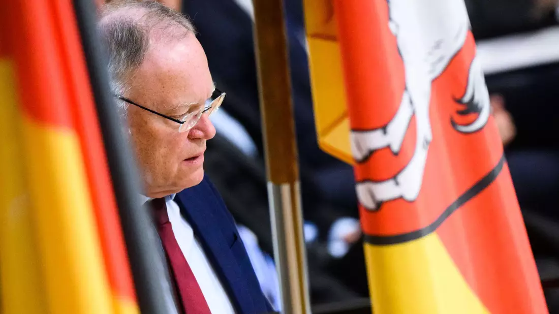 Niedersachsens Regierungschef Stephan Weil. Die Ministerpräsidenten haben sich auf eine Beschleunigung von Asylverfahren geeinigt. - Bild: Julian Stratenschulte/dpa