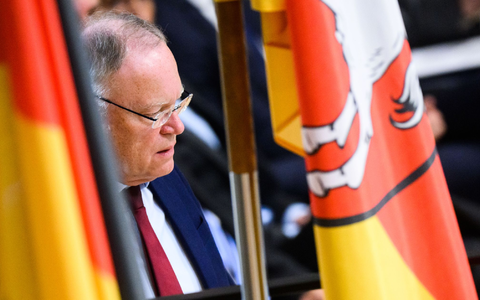 Niedersachsens Regierungschef Stephan Weil. Die Ministerpräsidenten haben sich auf eine Beschleunigung von Asylverfahren geeinigt. - Foto: Julian Stratenschulte/dpa