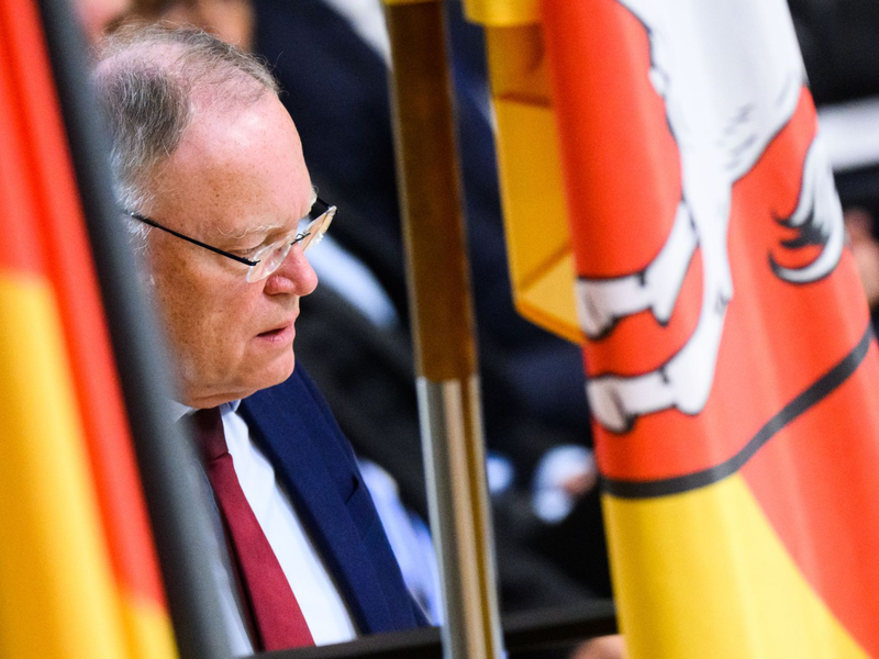 Niedersachsens Ministerpräsident Weil bedauert die Verfassungsbeschwerde von ARD und ZDF. - Foto: Julian Stratenschulte/dpa