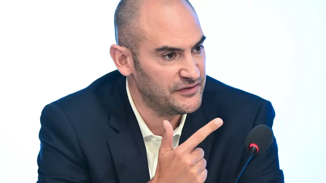 Baden-Württembergs Finanzminister Daniel Bayaz (Grüne) blickt kritisch auf die Schuldenbremse. - Bild: Bernd Weißbrod/dpa