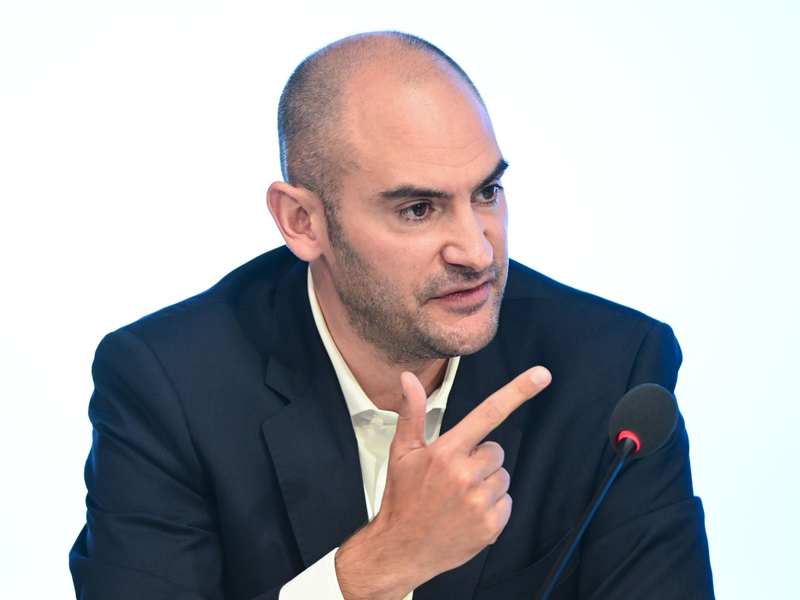 Baden-Württembergs Finanzminister Daniel Bayaz (Grüne) blickt kritisch auf die Schuldenbremse. - Foto: Bernd Weißbrod/dpa