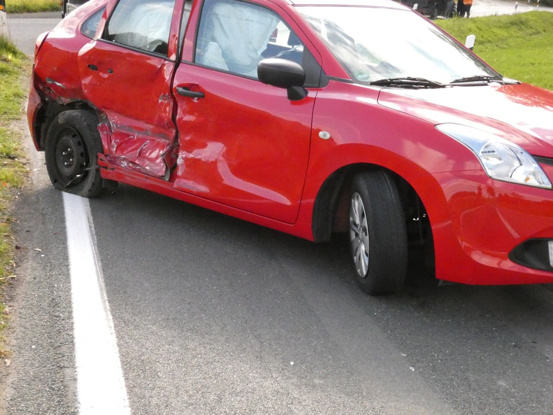 POL-HF: Skoda prallt gegen Baum - Fahrer leicht verletzt - Foto: presseportal.de