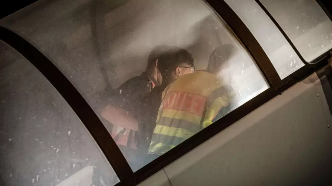 In den Jahren vor der erneuten Machtübernahme der Taliban in Kabul wurden aus Deutschland ausschließlich Männer per Sammelcharter nach Afghanistan abgeschoben, so wie auch auf diesem Flug im Jahr 2019. - Bild: Michael Kappeler/dpa