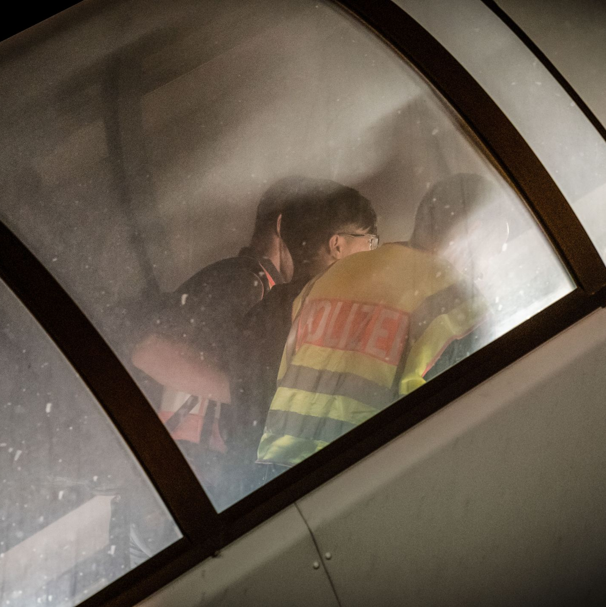 In den Jahren vor der erneuten Machtübernahme der Taliban in Kabul wurden aus Deutschland ausschließlich Männer per Sammelcharter nach Afghanistan abgeschoben, so wie auch auf diesem Flug im Jahr 2019. - Foto: Michael Kappeler/dpa