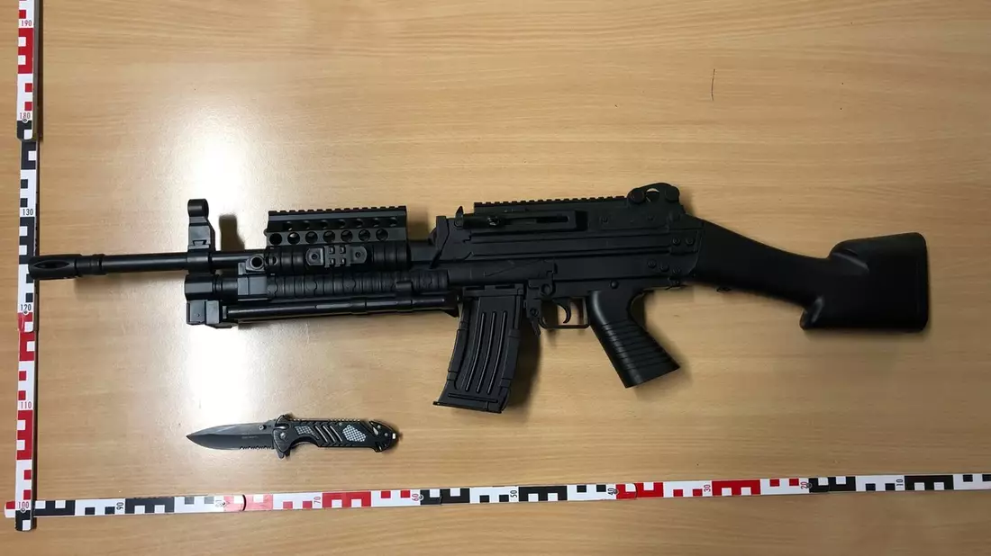 HZA-M: Zoll entdeckt Softair-Maschinepistole in einer Paketsendung - Bild: presseportal.de