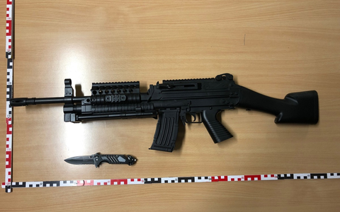 HZA-M: Zoll entdeckt Softair-Maschinepistole in einer Paketsendung - Foto: presseportal.de