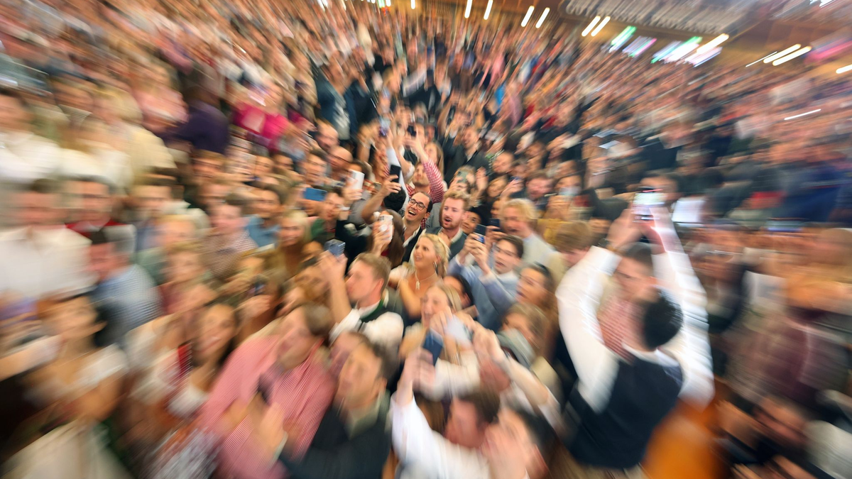 Live Blasmusik wird am traditionellen Fahrgeschäft «Krinoline» gespielt. - Foto: Karl-Josef Hildenbrand/dpa