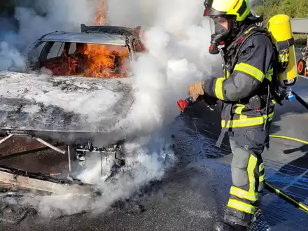 POL-PDLD: Zwei Fahrzeuge ausgebrannt - Foto: presseportal.de