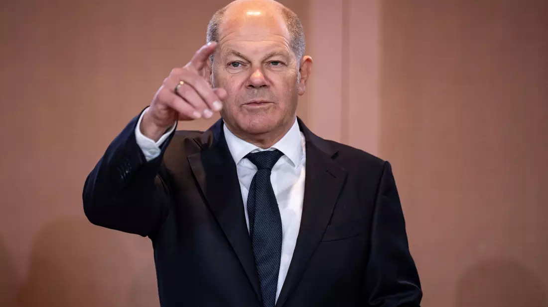Klimaaktivisten fordern Bundeskanzler Olaf Scholz in einem offenen Brief auf, Stellung zu beziehen. - Bild: Michael Kappeler/dpa