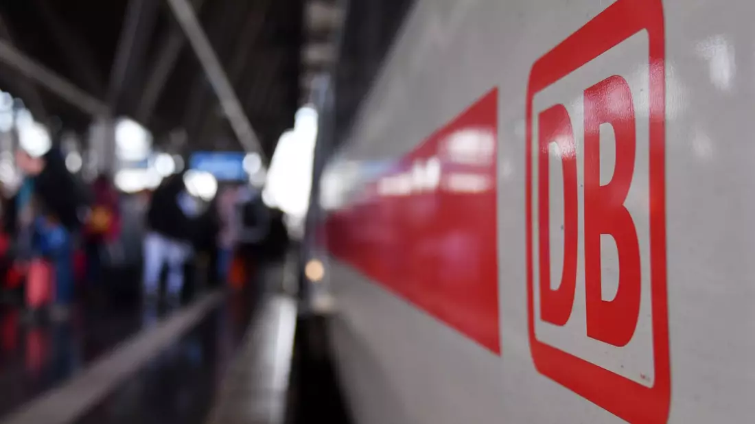 Der ICE war laut Polizei mit etwa 500 Fahrgästen in Richtung Wien unterwegs. (Symbolbild) - Bild: Martin Schutt/dpa-Zentralbild/dpa