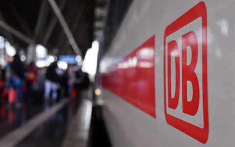 ICE-Züge zwischen Nürnberg und Erfurt werden in beiden Fahrtrichtungen umgeleitet und verspäten sich dadurch um etwa 90 Minuten, wie es hieß. (Foto: Illustration) - Foto: Martin Schutt/dpa-Zentralbild/dpa