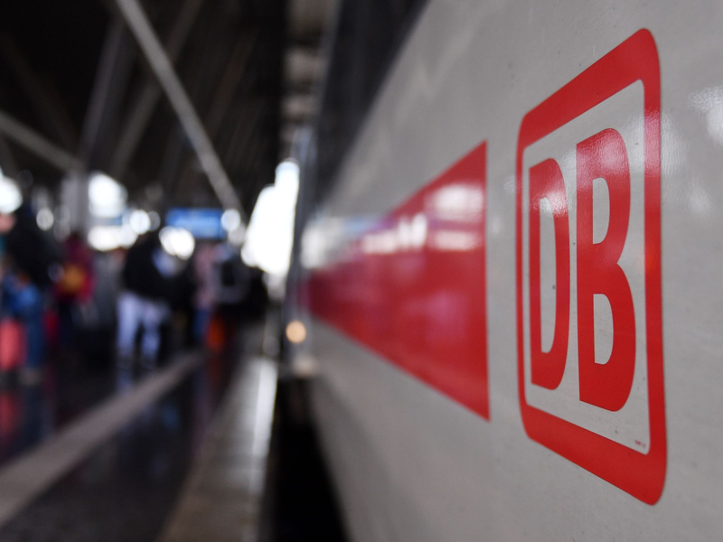 ICE-Züge zwischen Nürnberg und Erfurt werden in beiden Fahrtrichtungen umgeleitet und verspäten sich dadurch um etwa 90 Minuten, wie es hieß. (Foto: Illustration) - Foto: Martin Schutt/dpa-Zentralbild/dpa