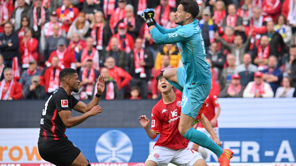Die Mainzer Fans machten vor der Partie gegen Leipzig deutlich, was sie vom Wechsel ihres Ex-Trainers Jürgen Klopp zu Red Bull halten. - Foto: Torsten Silz/dpa