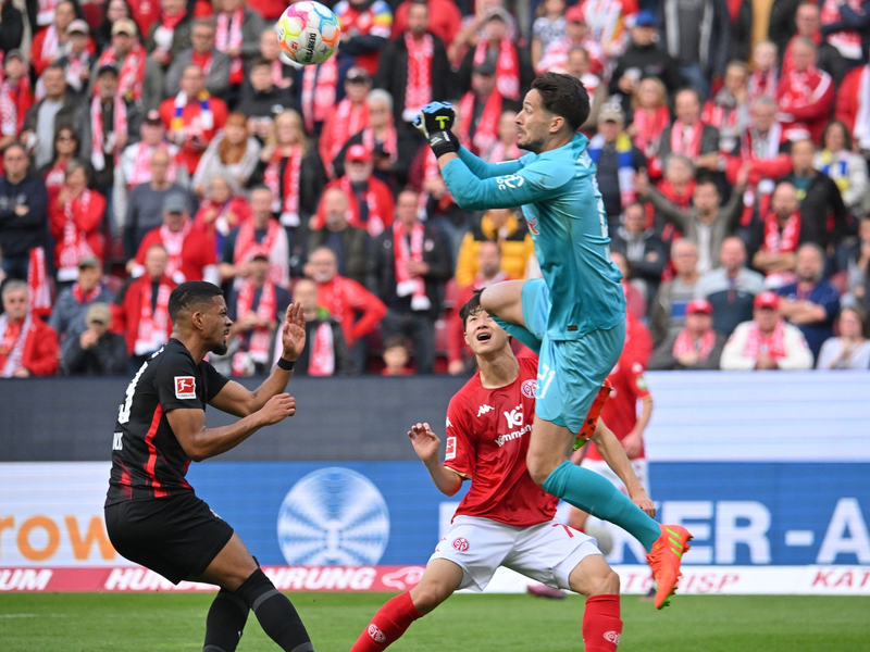 Die Mainzer Fans machten vor der Partie gegen Leipzig deutlich, was sie vom Wechsel ihres Ex-Trainers Jürgen Klopp zu Red Bull halten. - Foto: Torsten Silz/dpa