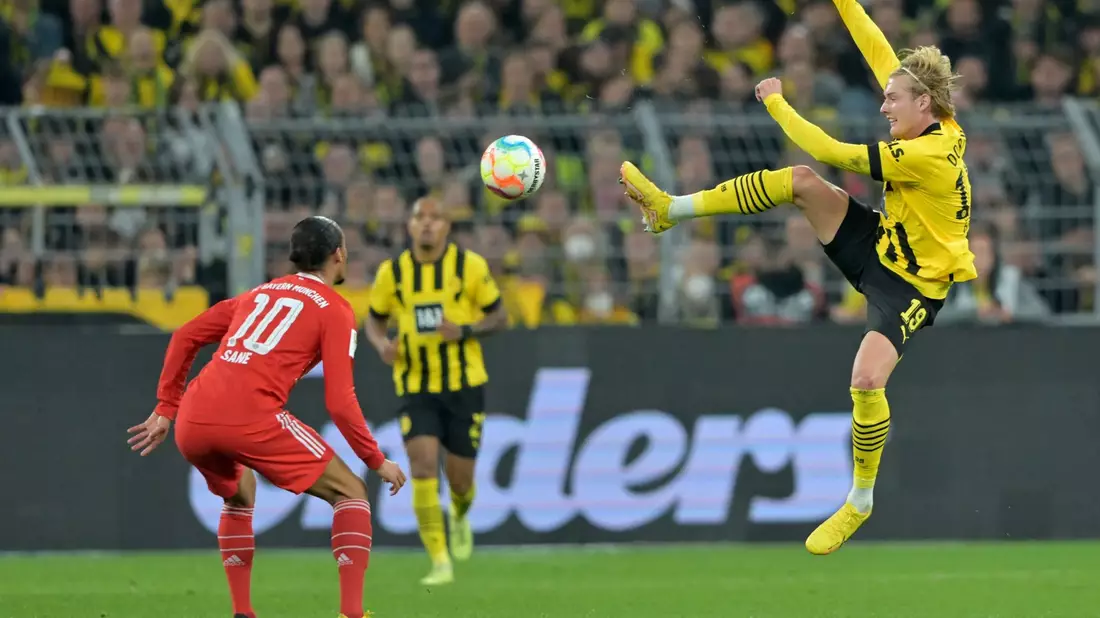 Gladbachs Florian Neuhaus (l) und Freiburgs Merlin Röhl kämpfen um den Ball. - Bild: David Inderlied/dpa