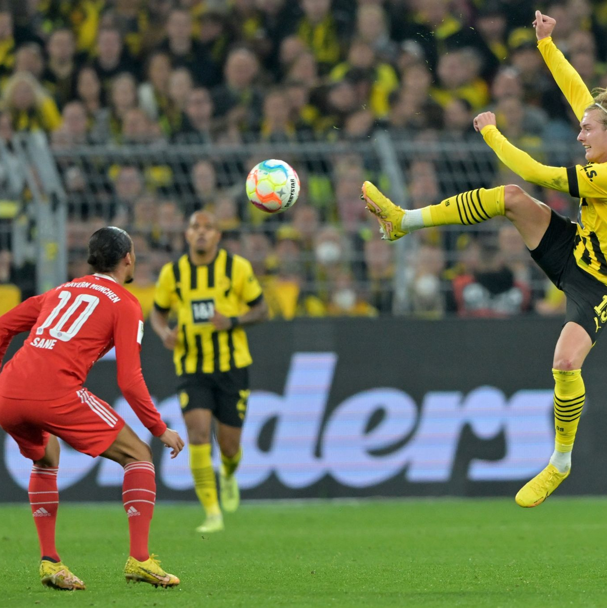 Gladbachs Florian Neuhaus (l) und Freiburgs Merlin Röhl kämpfen um den Ball. - Foto: David Inderlied/dpa