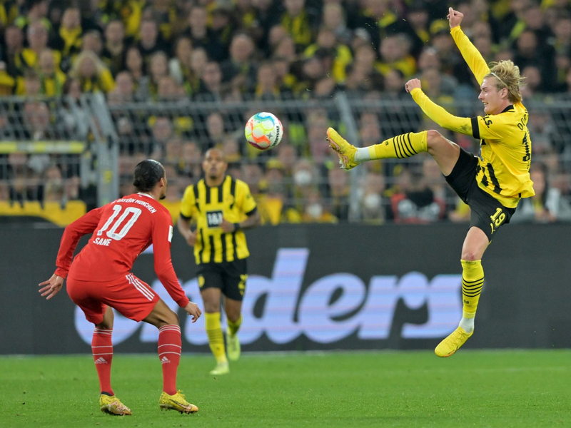 Gladbachs Florian Neuhaus (l) und Freiburgs Merlin Röhl kämpfen um den Ball. - Foto: David Inderlied/dpa