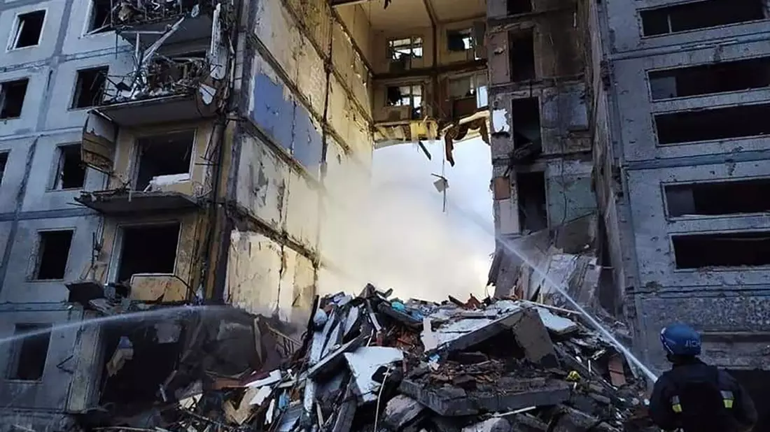 Russische Bomben trafen ein Lager mit Ferienhütten in der Ukraine.  - Bild: Uncredited/Ukrainian Emergency Service/AP/dpa