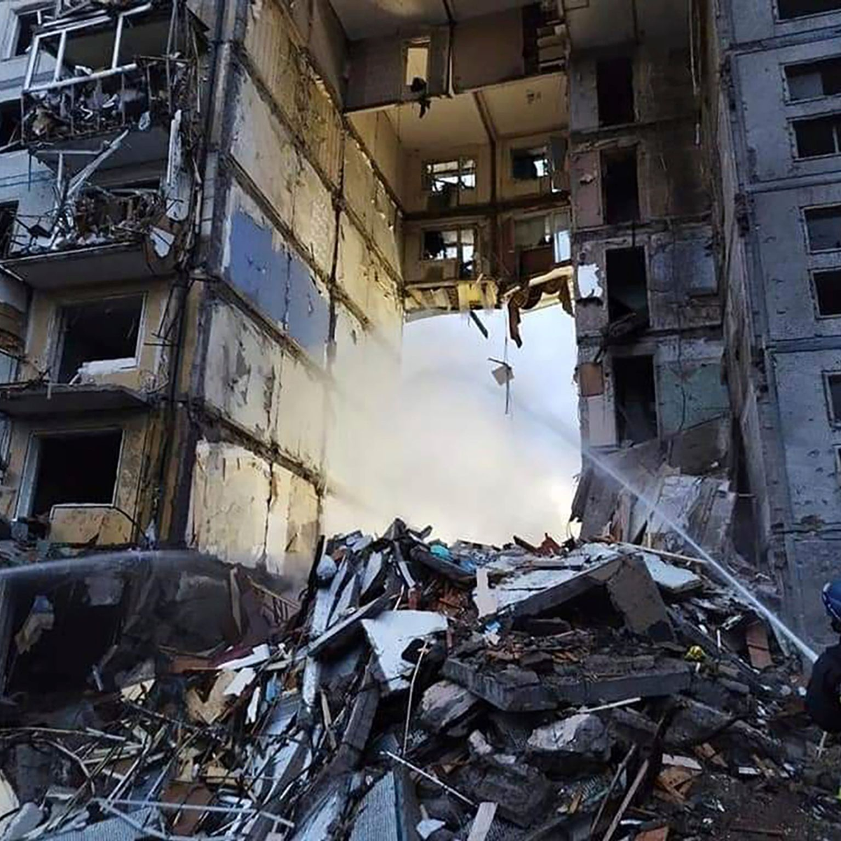 Russische Bomben trafen ein Lager mit Ferienhütten in der Ukraine.  - Foto: Uncredited/Ukrainian Emergency Service/AP/dpa