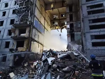 Russische Bomben trafen ein Lager mit Ferienhütten in der Ukraine.  - Foto: Uncredited/Ukrainian Emergency Service/AP/dpa