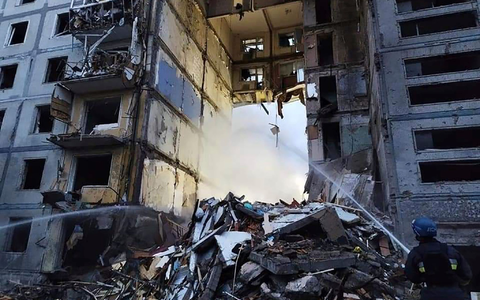 Russische Bomben trafen ein Lager mit FerienhĂŒtten in der Ukraine. - Foto: Uncredited/Ukrainian Emergency Service/AP/dpa Russische Bomben trafen ein Lager mit FerienhĂŒtten in der Ukraine. - Foto: Uncredited/Ukrainian Emergency Service/AP/dpa